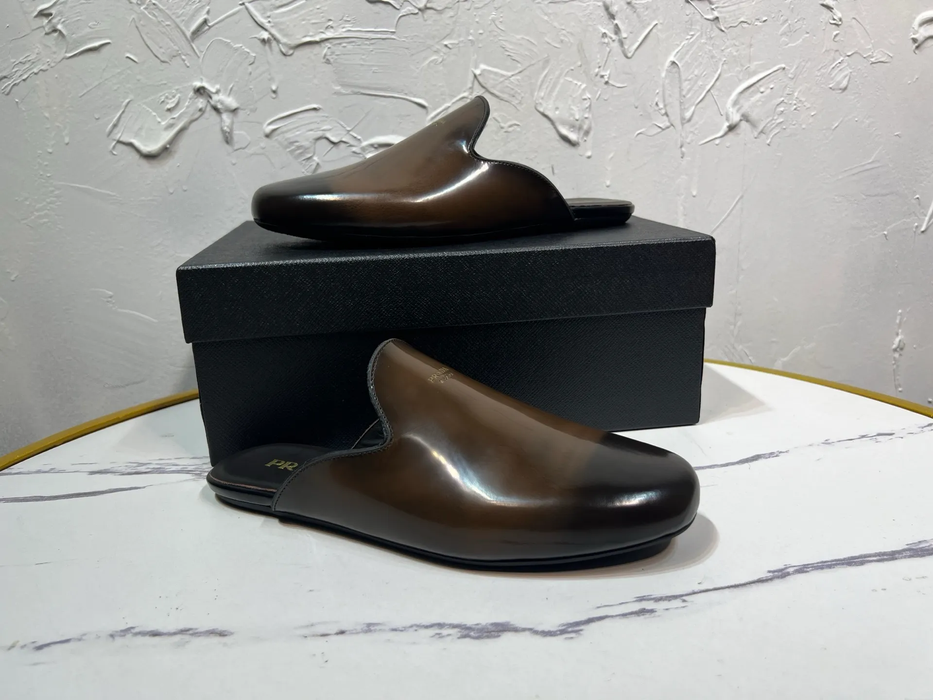 P700 prada derby2025 spring and autumn latest Prada retro men's bright leather slippers, Shuffle toe hollow mule shoes, imported open edge beads, lining and foot pads in cowhide, light rubber sole, sole thickness 10 mm, black and brown 2-color original packaging Code number: 39-46